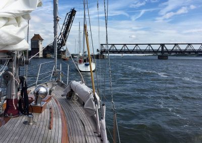 Historische Klappbrücke Lindaunis vom Segelboot aus